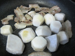 里芋の照り焼き調理①