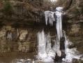 氷柱がだいぶ落ちた不動滝。水量が激減した影響で、今冬は寒かったのに、全面結氷できませんでした。