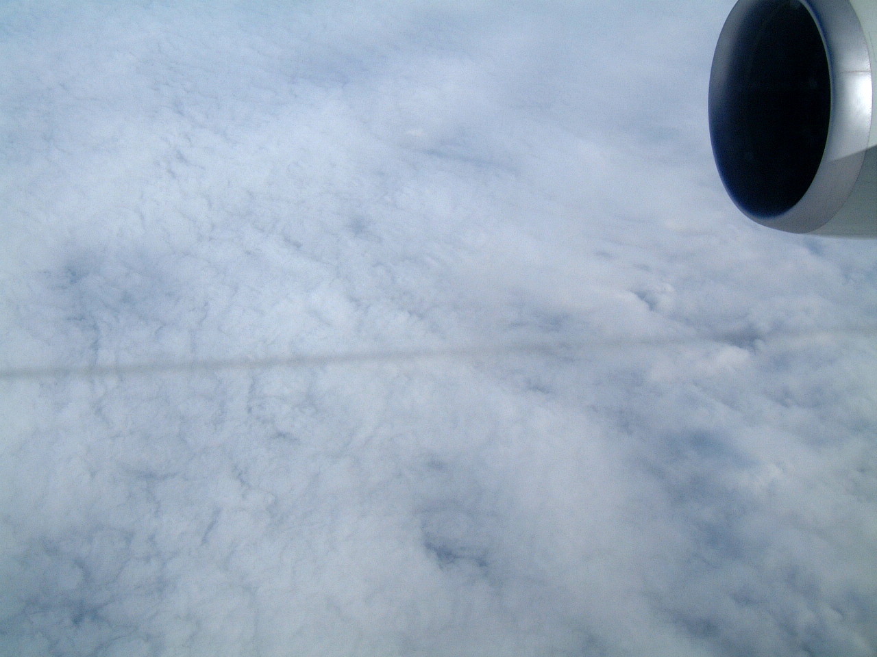 雲に映った飛行機雲