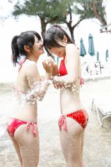 矢島舞美と鈴木愛理のプリケツが水に濡れて尻に張り付いている画像