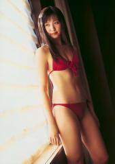 横山ルリカの綺麗な腹筋水着画像