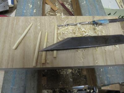 桐たんす製造､木釘を削る