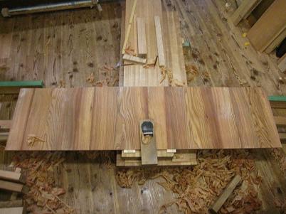 杉板を鉋で削る