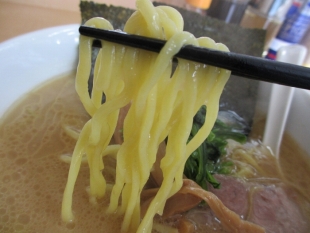 味濱家山二ﾂ店　岩海苔ﾗｰﾒﾝ　麺