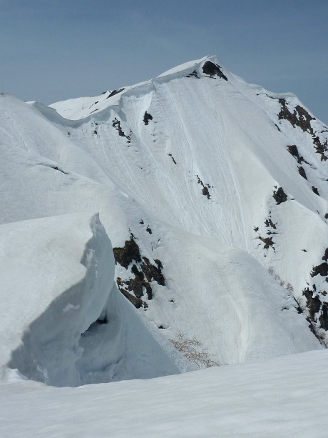 巨大な雪庇の稜線